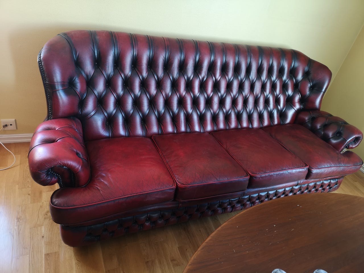 KUPP Chesterfield salong sofa og 2 stoler fra Helgø møbler RESERVERT
