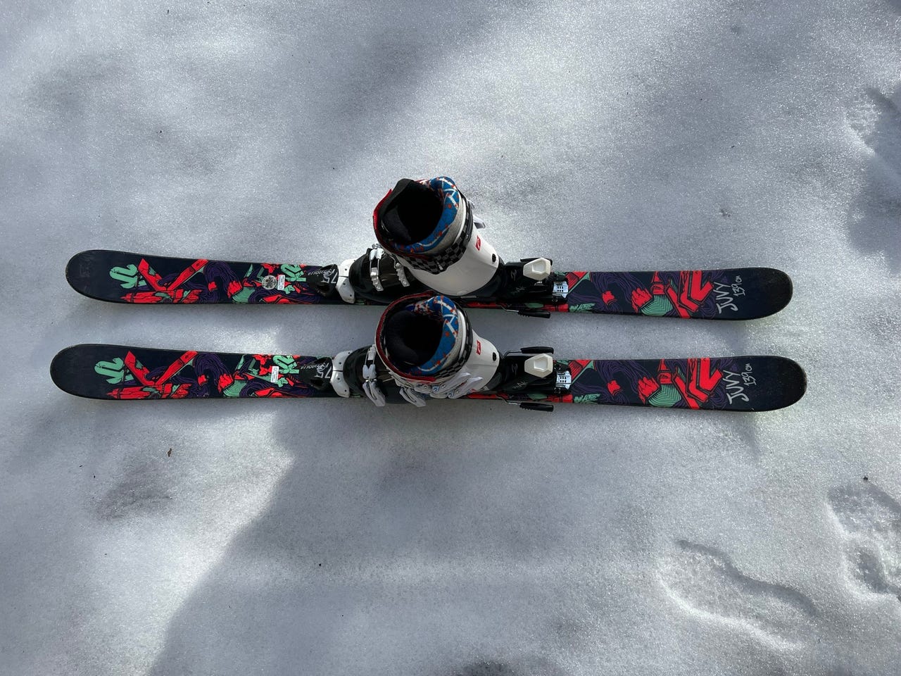 Slalomski Twintip 139 cm med slalomsko str 26,0/26,5 cm, staver Leki 90 ...