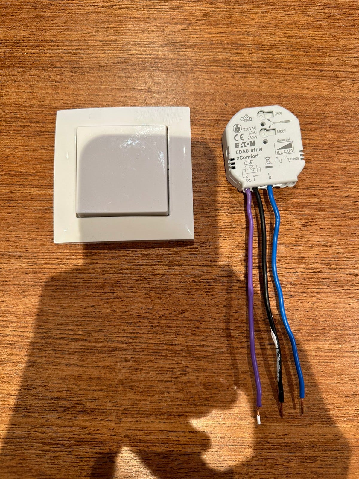 Eaton trådløs dimmer/lyssbryter. FINN