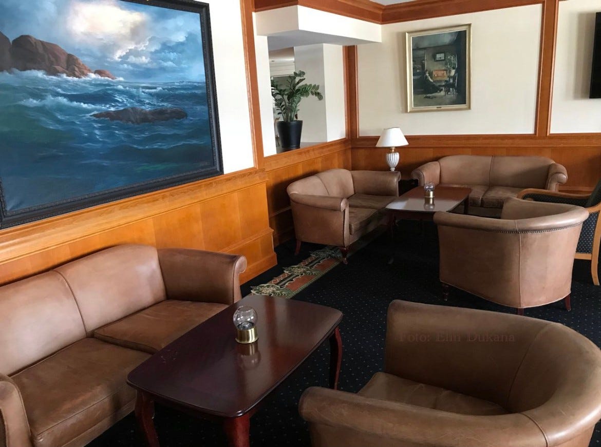 Sofagrupper i baren Galleribilde