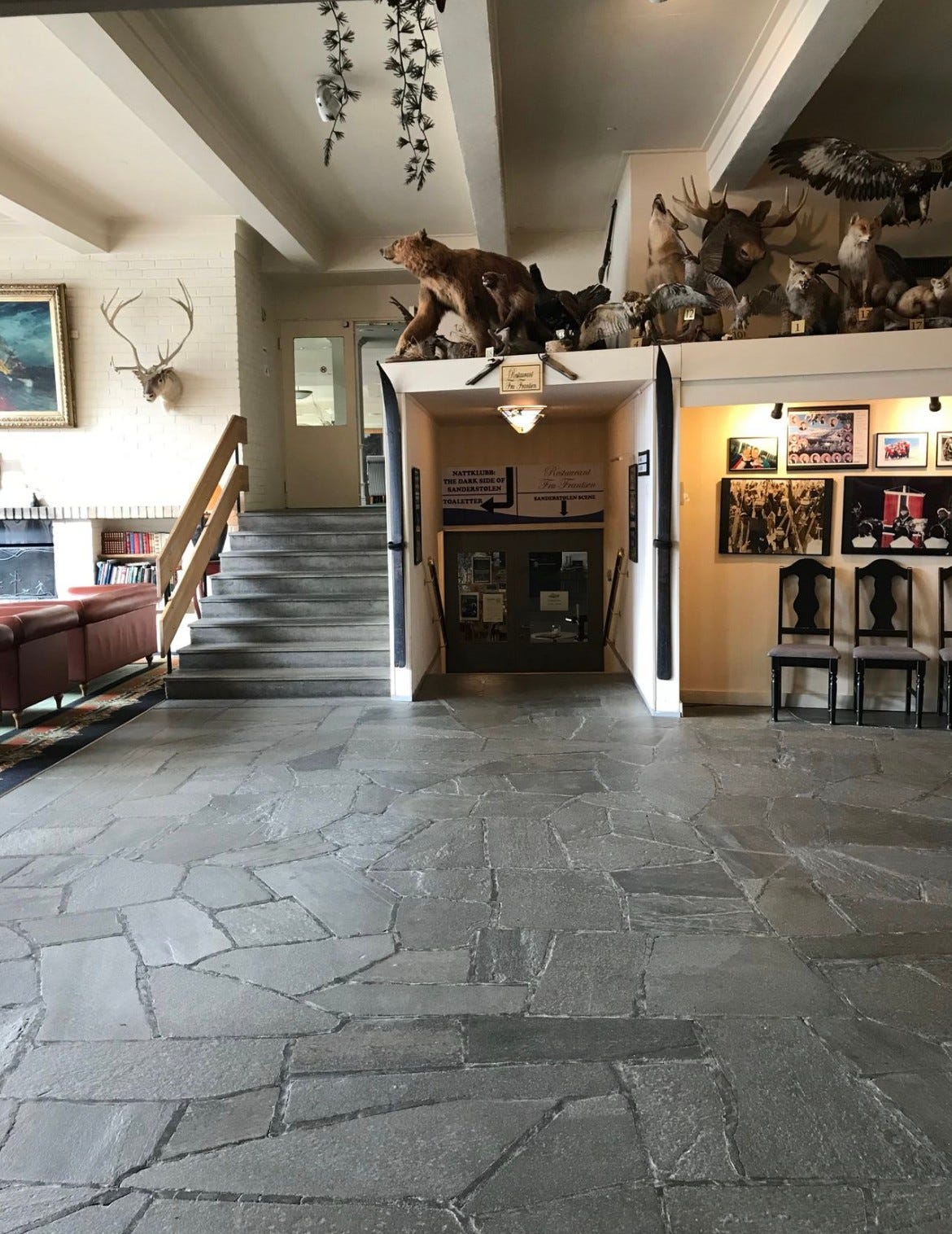 Fellesareal m/oppgang til bar og trapp ned til restaurant Galleribilde