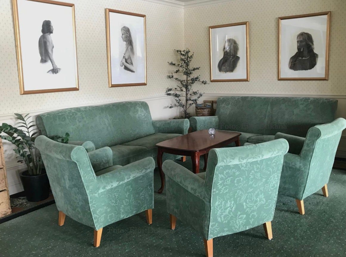Sofagrupper i baren Galleribilde