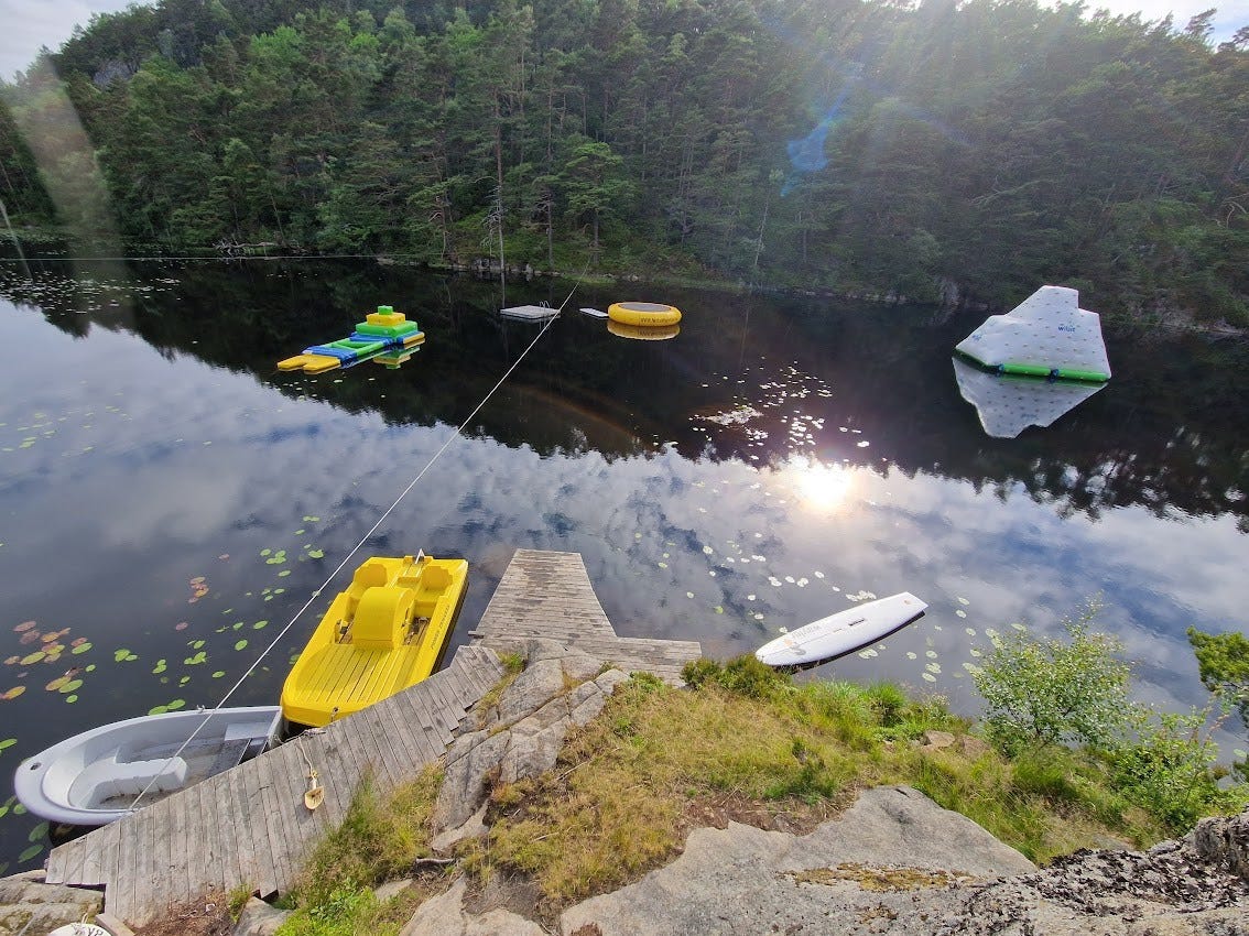 Englesvannet friområde med badeleker, kano, kajakk, zip-line, fiskevann, grill. Galleribilde
