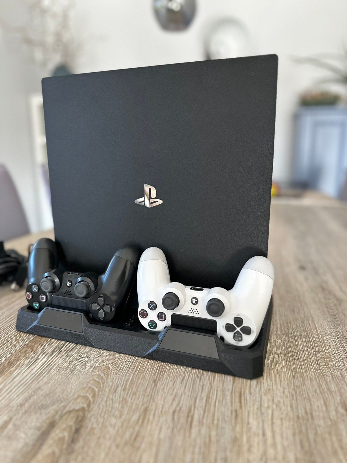 Playstation 4 konsoll med spill og kontroller | FINN torget