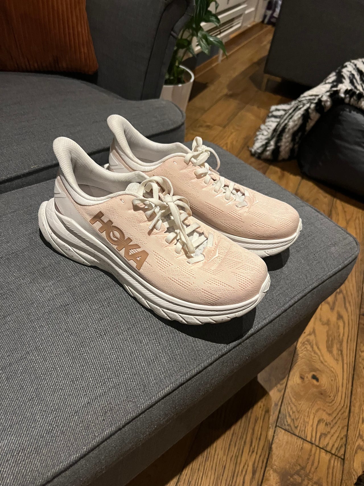 Hoka Mach 4, Johaug Edition FINN