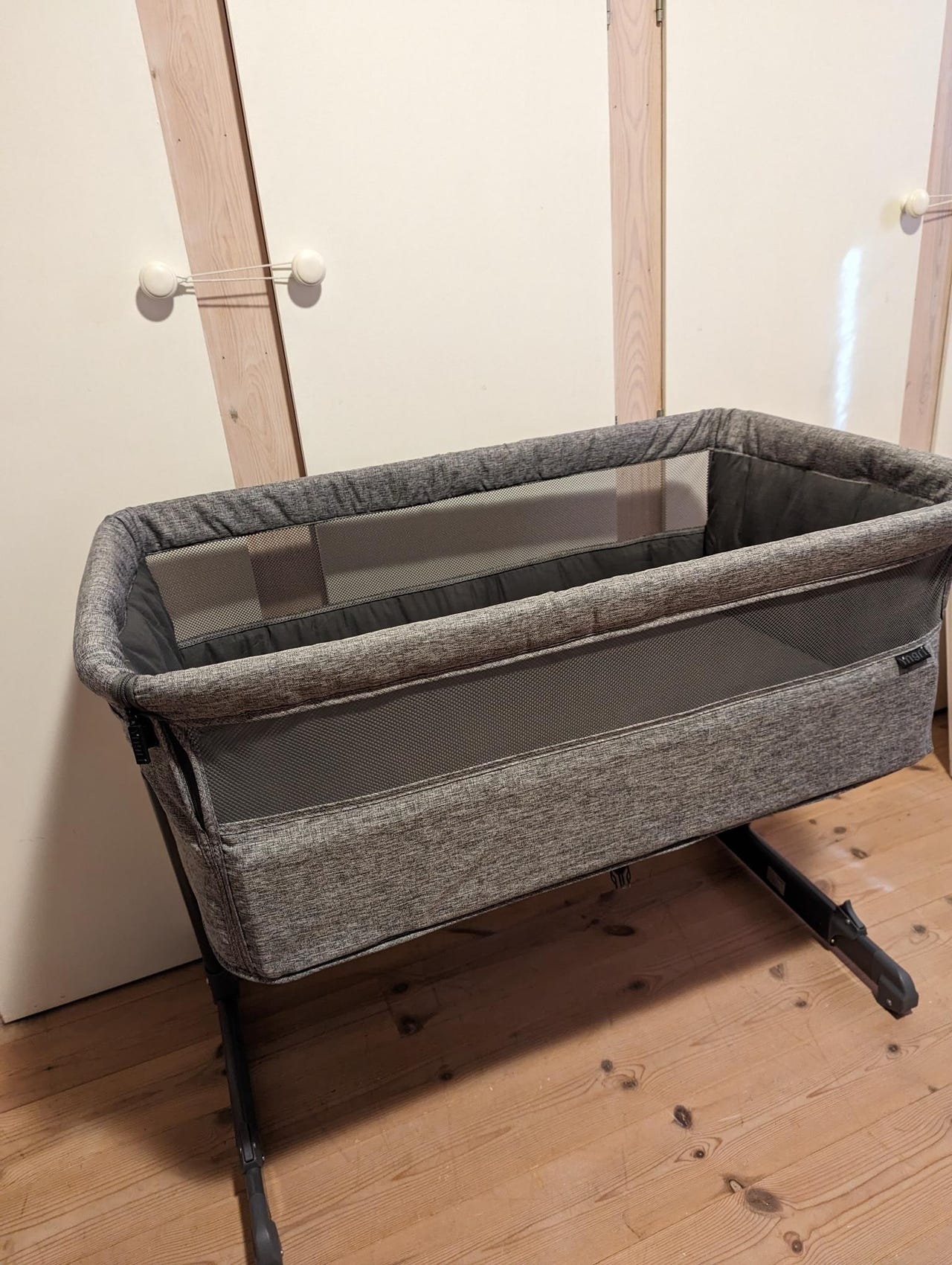 Yngri bedside crib (Tuva) FINN