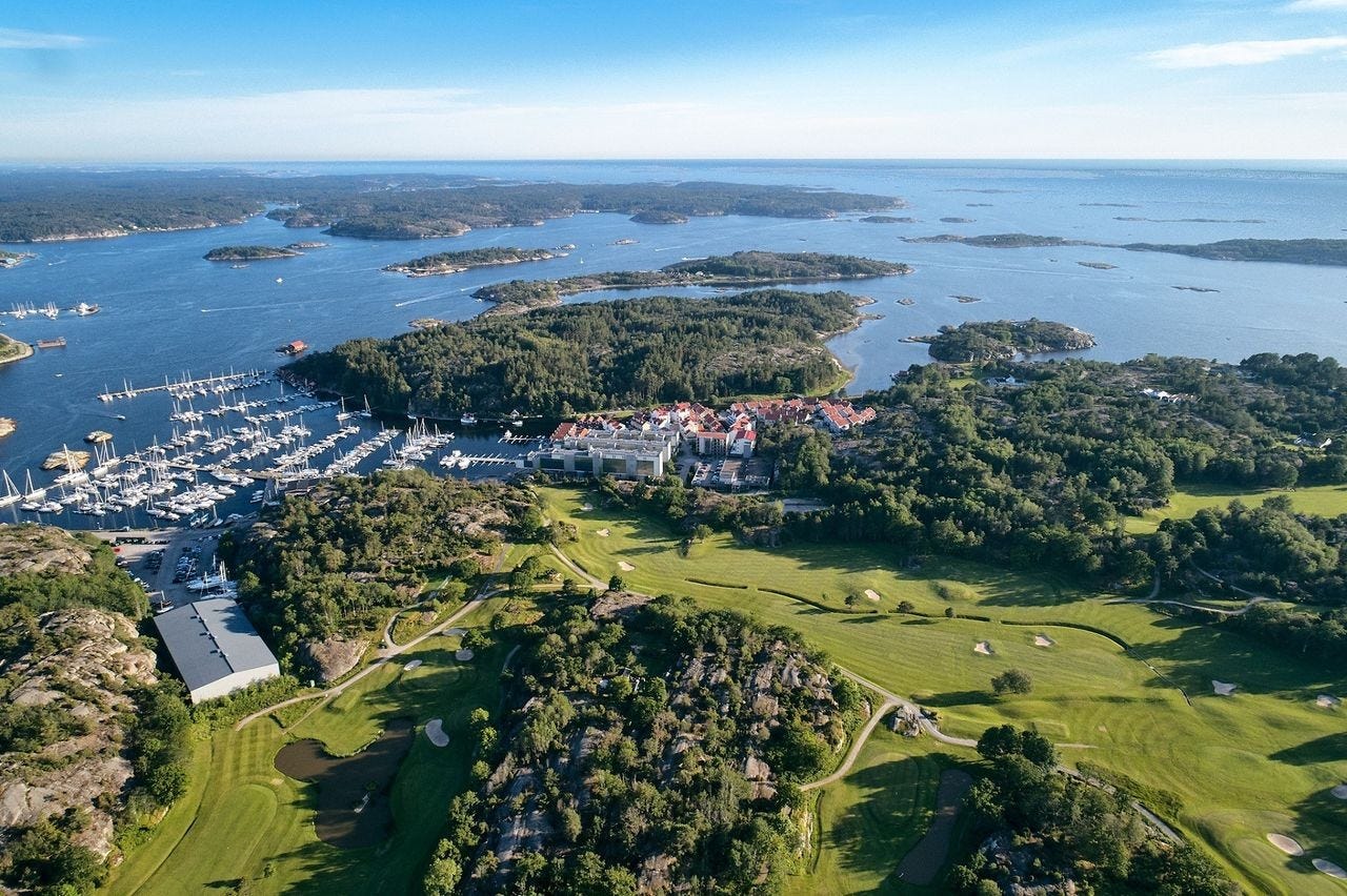 Golfklubben og Marinan mot byen. Galleribilde