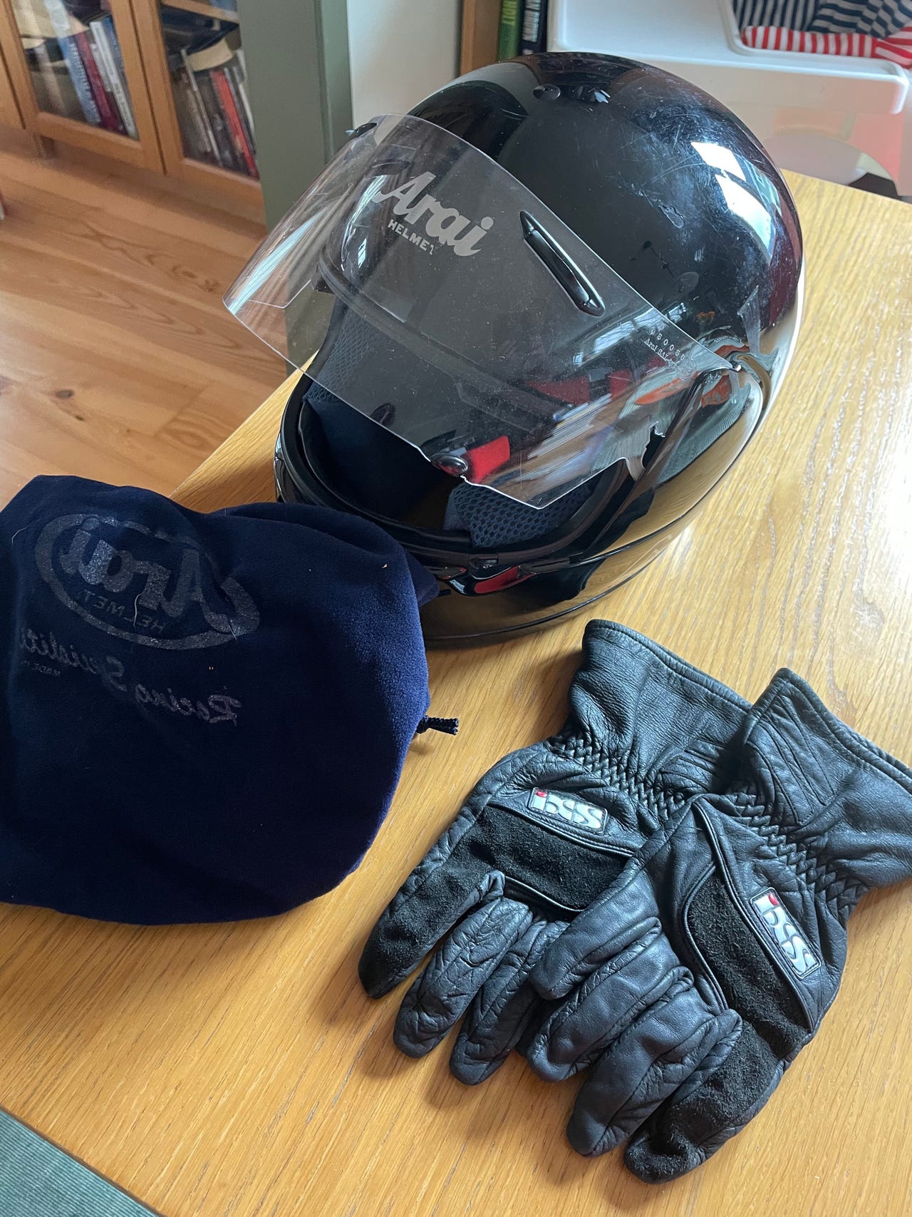 Moped hjelm / Hansker str. S 400.kr, evt, bud. FINN