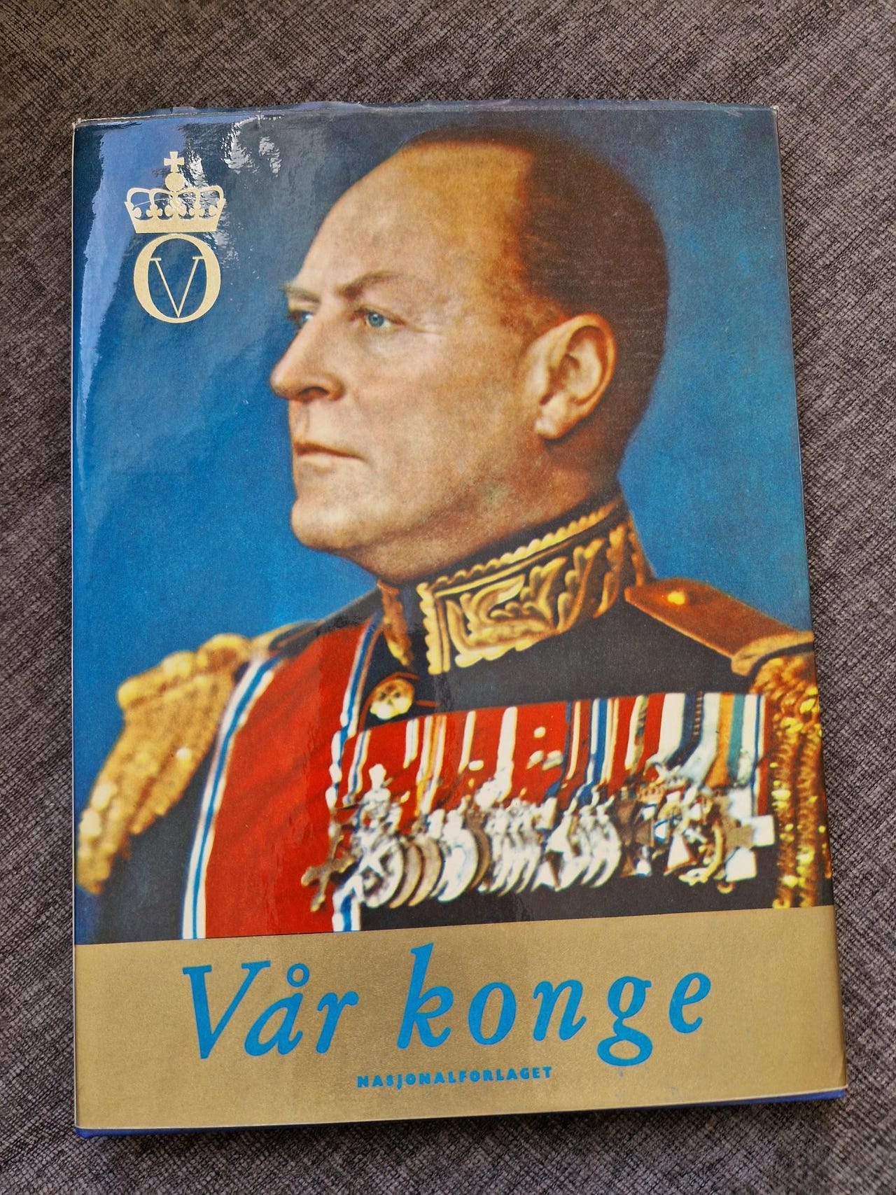 fotobok-om-v-r-kong-olav-v-sin-60-rs-feiring-finn-torget