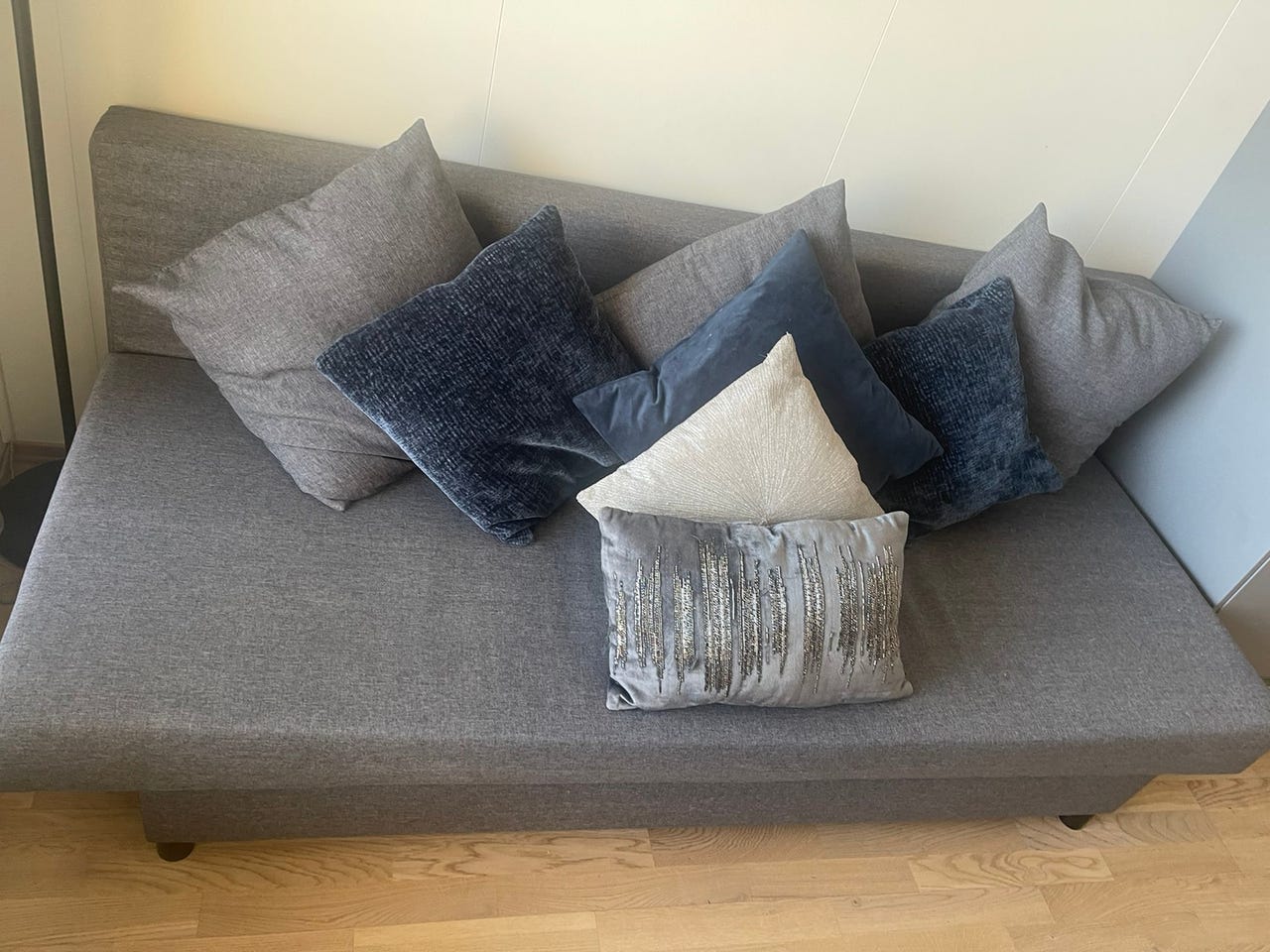 Sovesofa selges svært billig FINN