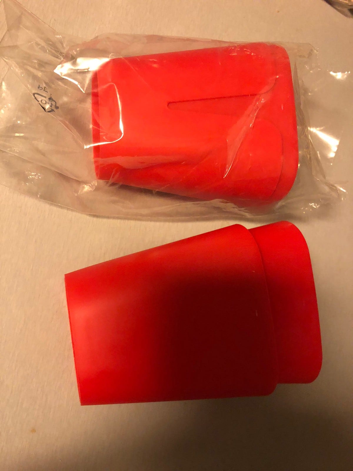 4 røde holdere 20kr | FINN-torget