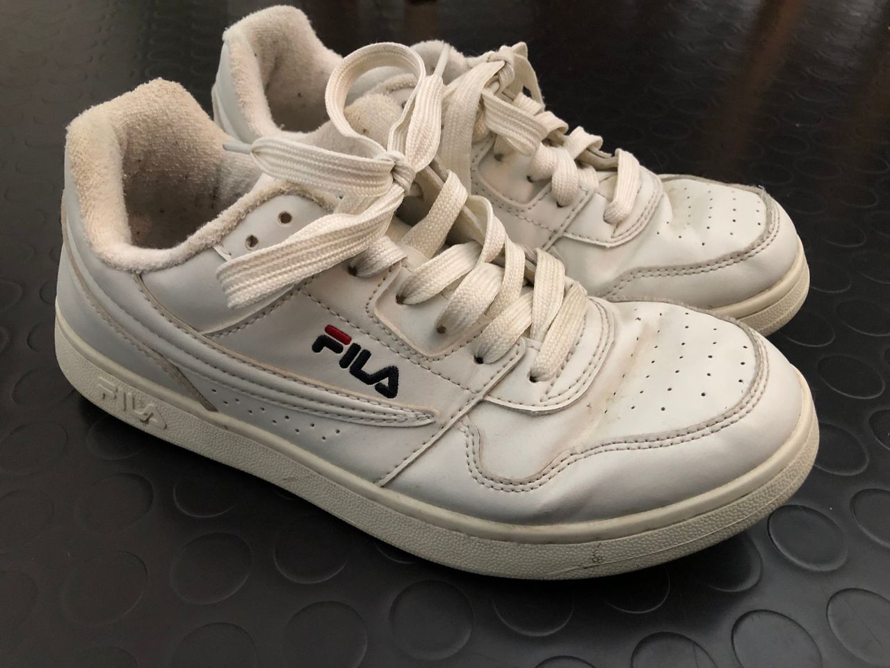 Fila arcade deals low blanche