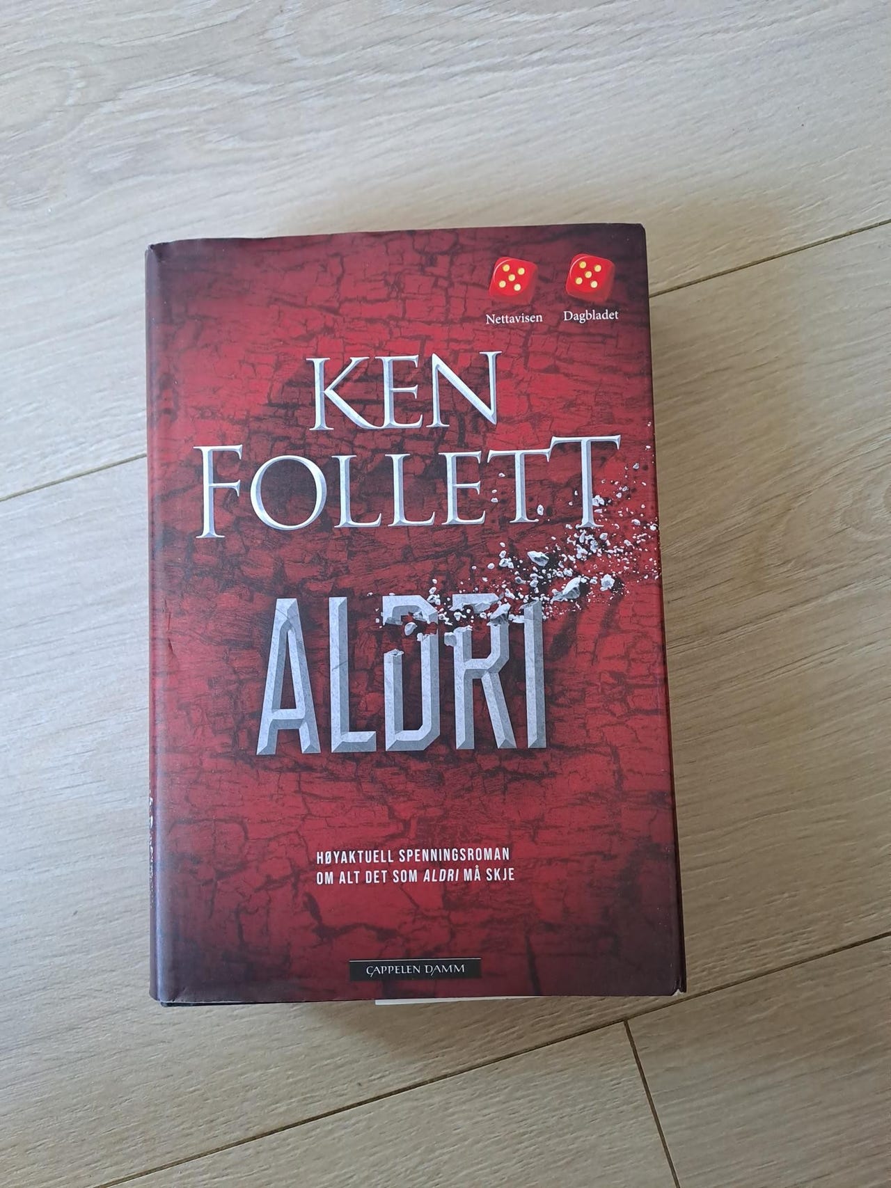 Ken Follett bøker fra 2017 (850 sider)og 2021 (830 sider) | FINN torget
