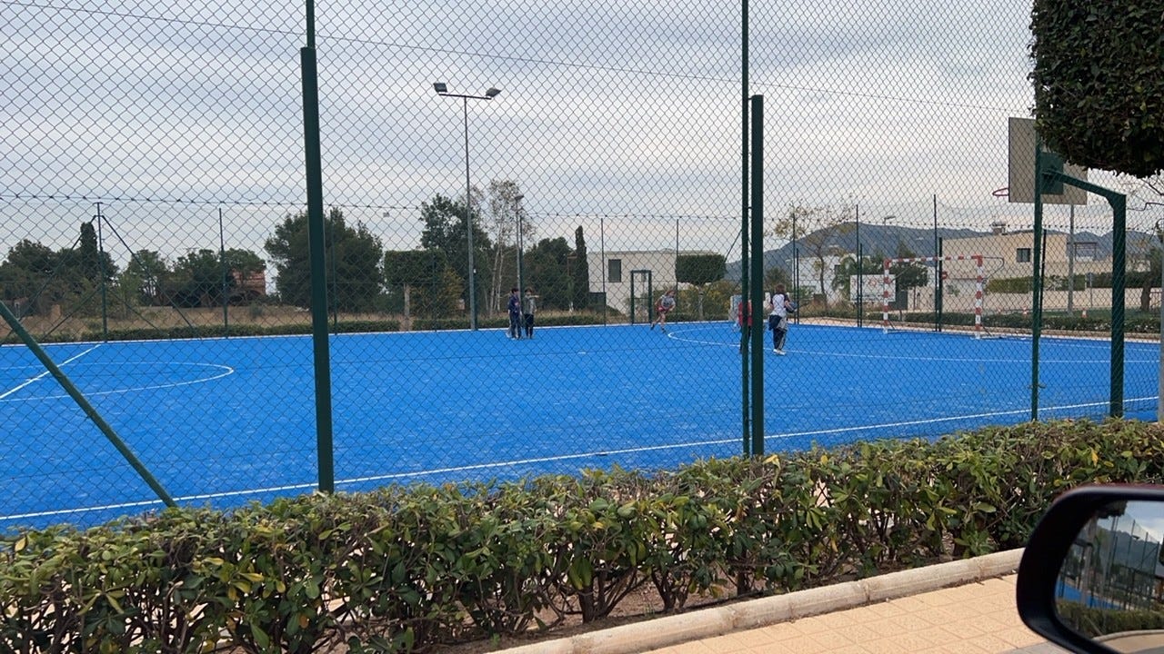 Håndball/fotball/basketballbane 100m fra huset Galleribilde