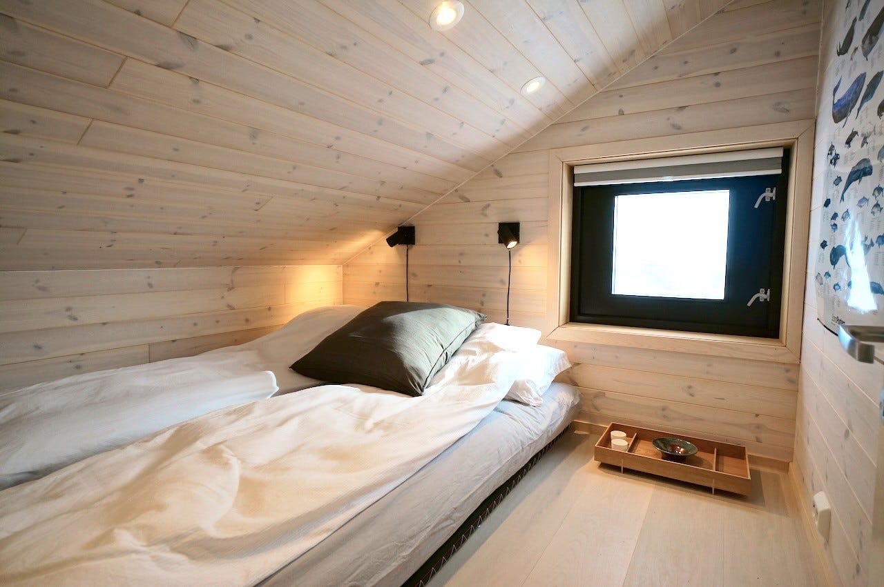 Lite soverom på hems med japanske futonmadrasser Galleribilde