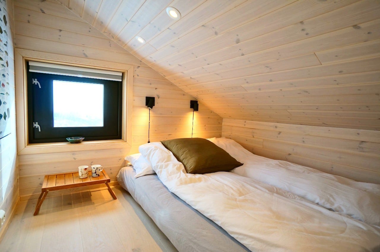 Lite soverom på hems med japanske futonmadrasser Galleribilde