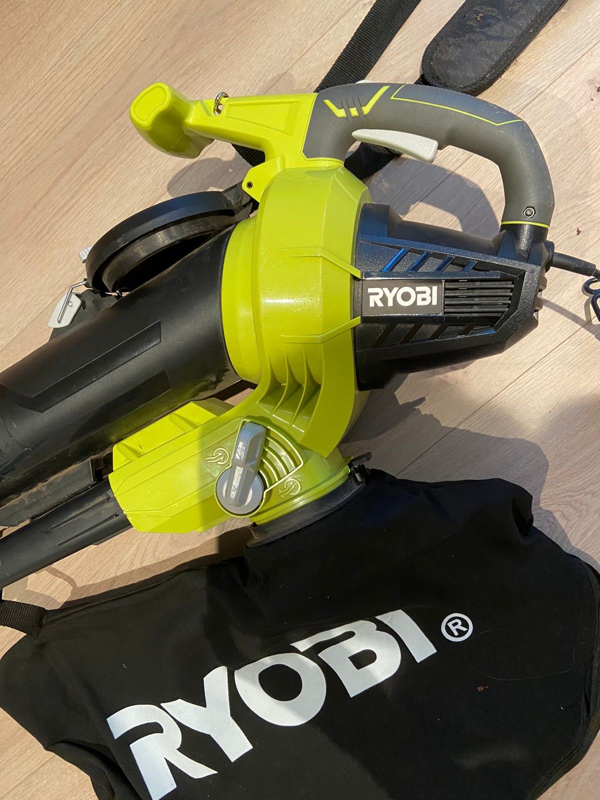 Elektrisk løvblåser, lite brukt! RYOBI RBV3000CESV 3000W | FINN torget