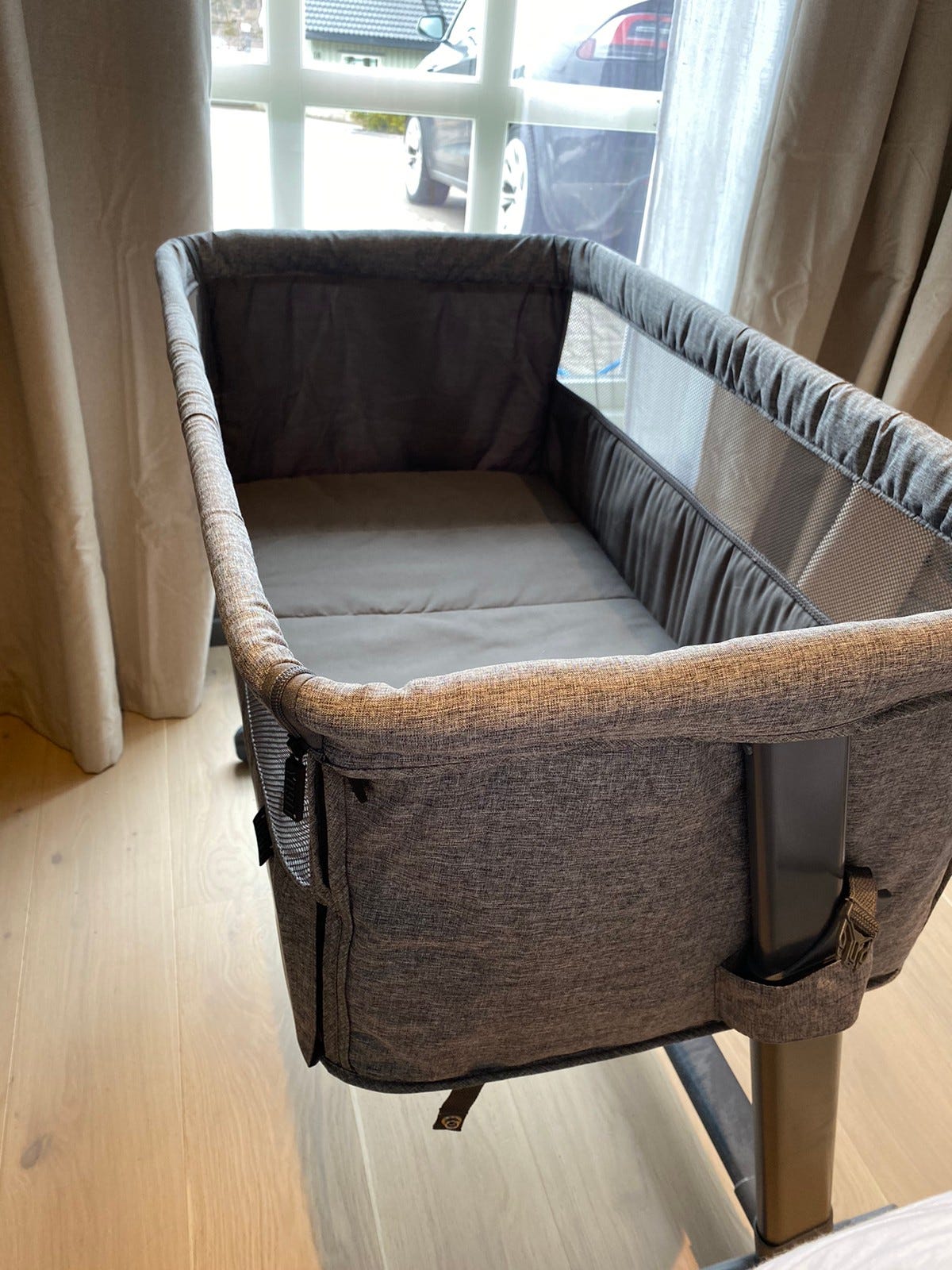 Bedside crib merke yngri FINN