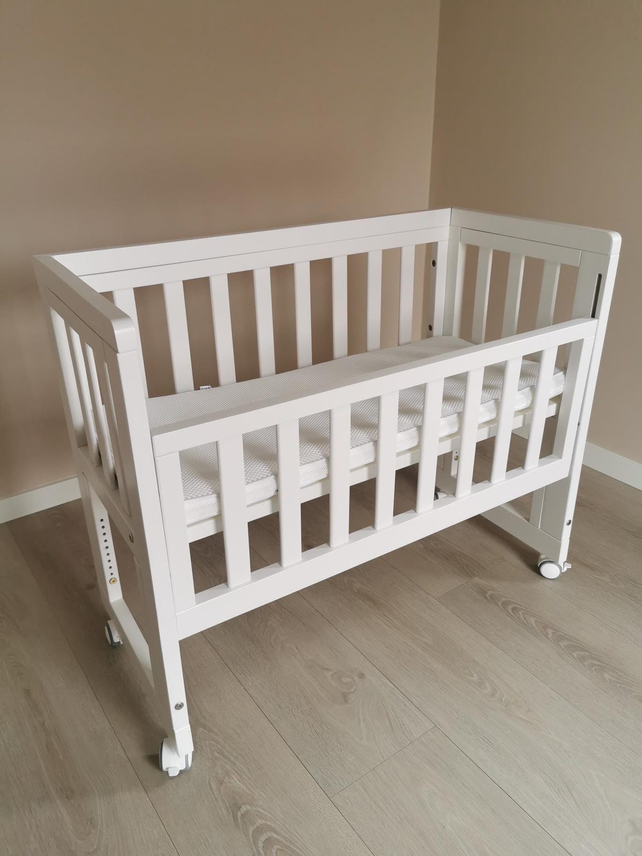 Troll Oslo Bedside Crib + Yngri drømmemadrass FINN