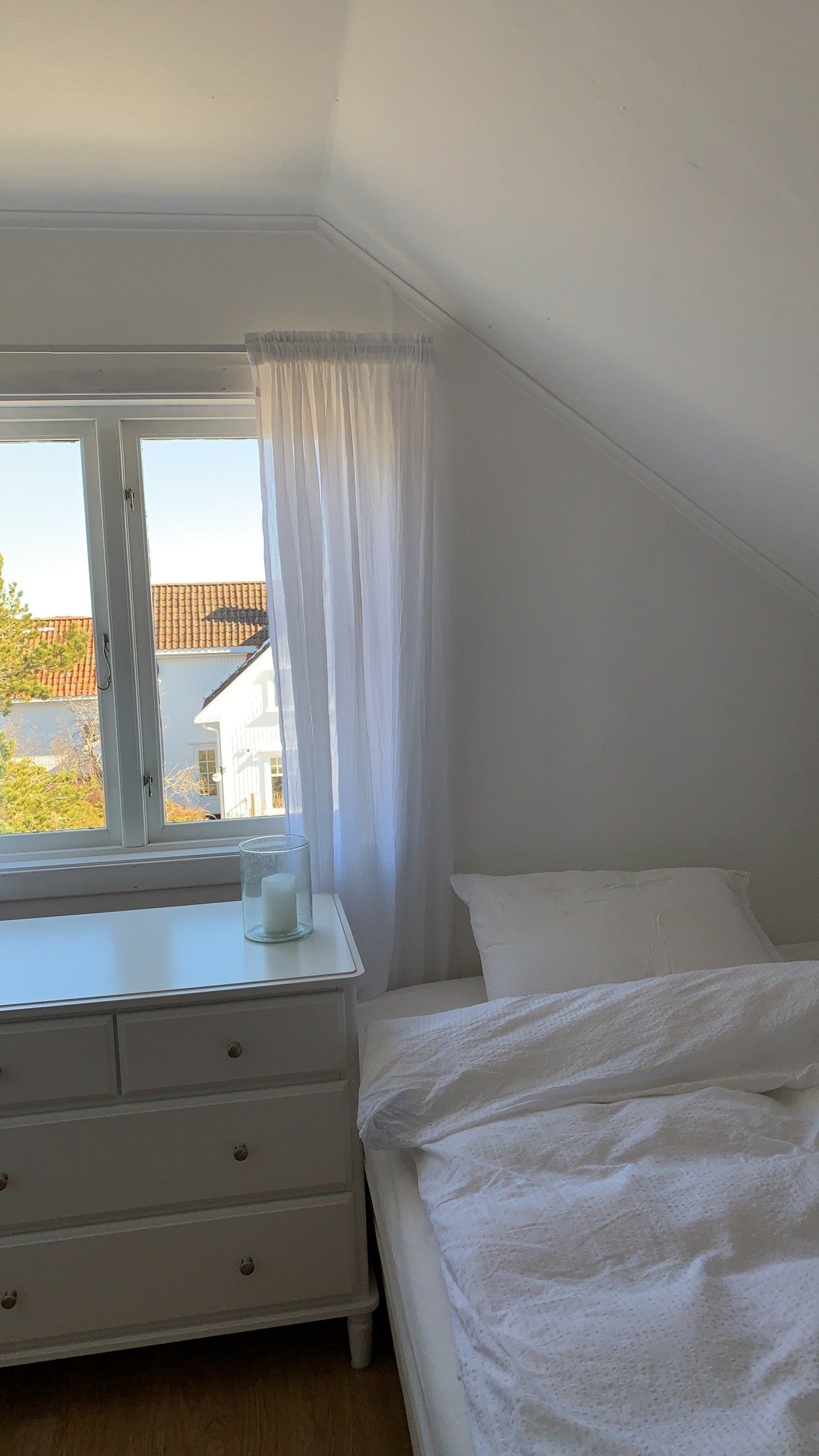 Sov 2 med kommode Galleribilde