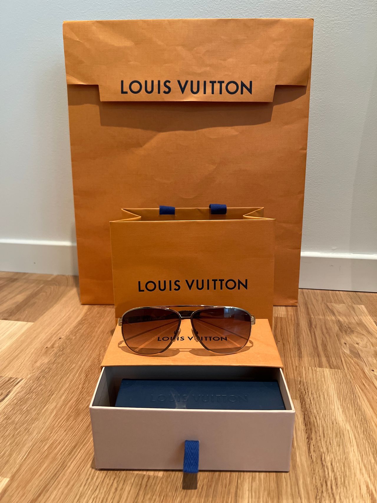 Louis Vuitton Pilot solbriller Gull