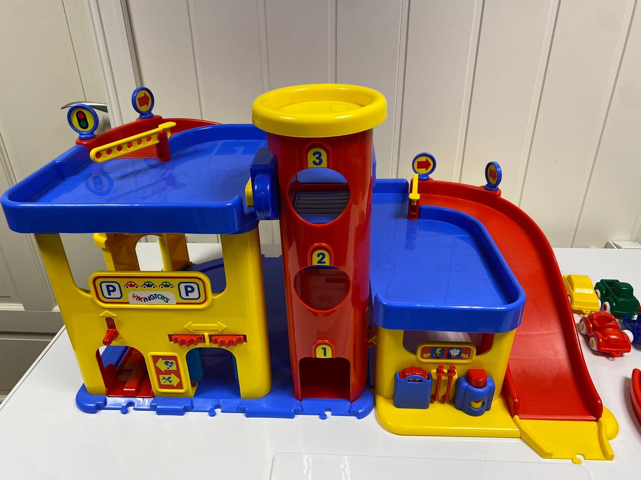 Viking Toys Garasje/Parkeringshus, leke til barn (ord 1200 kr) FINN