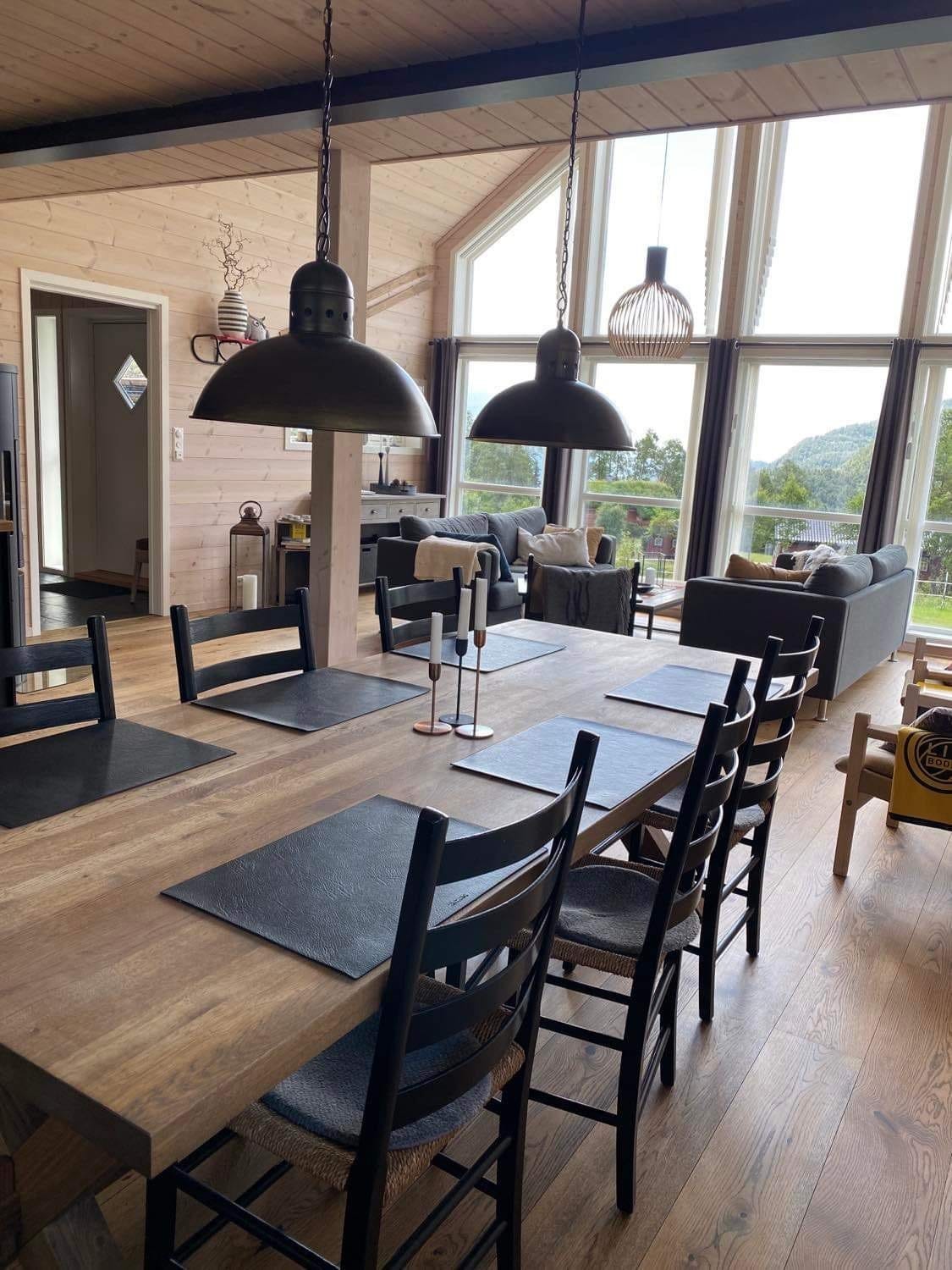 Dining table facing living room Galleribilde