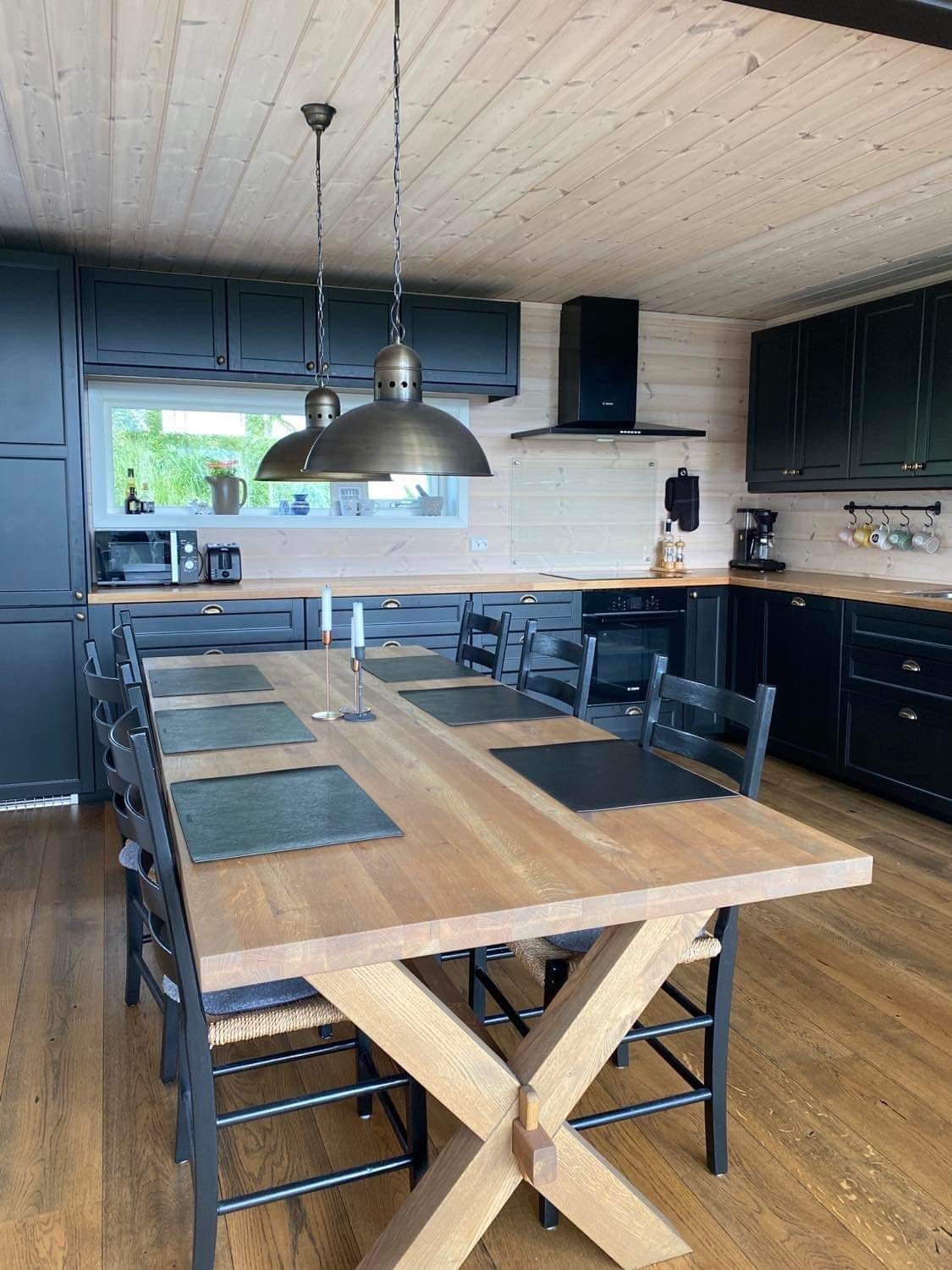 Dining table facing kitchen Galleribilde
