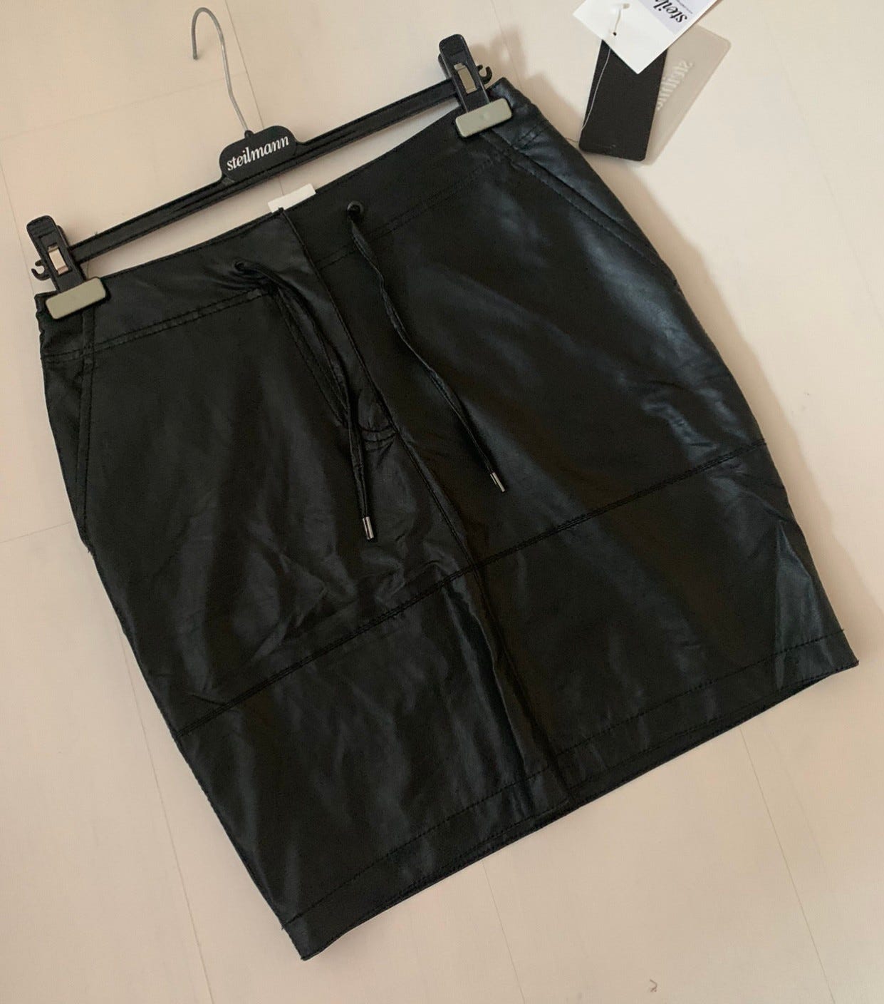 Sort Lett Foret Fake Skinn Skj rt Med Lommer Fra Tysk Kvalitetsmerke sort-lett-foret-fake-skinn-skj-rt-med-lommer-fra-tysk-kvalitetsmerke