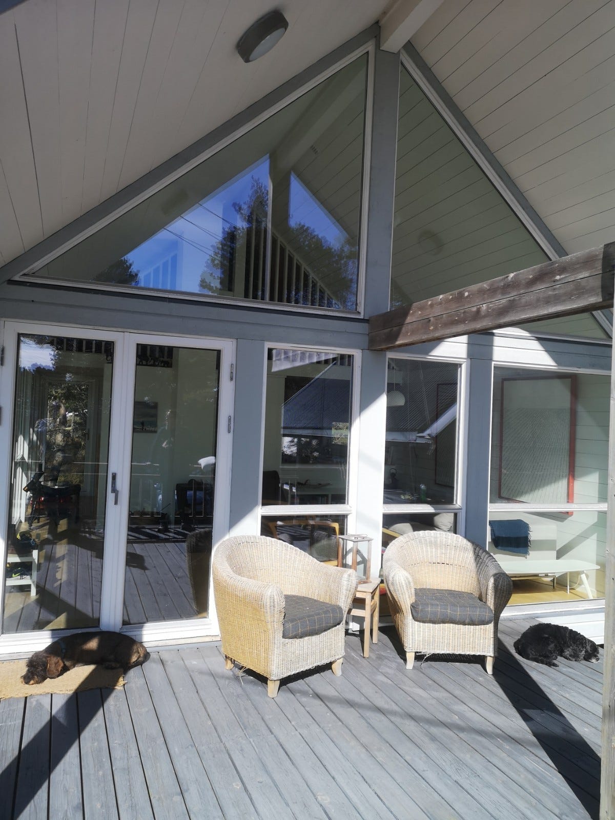 Terrasse med stoler og spiseplass Galleribilde