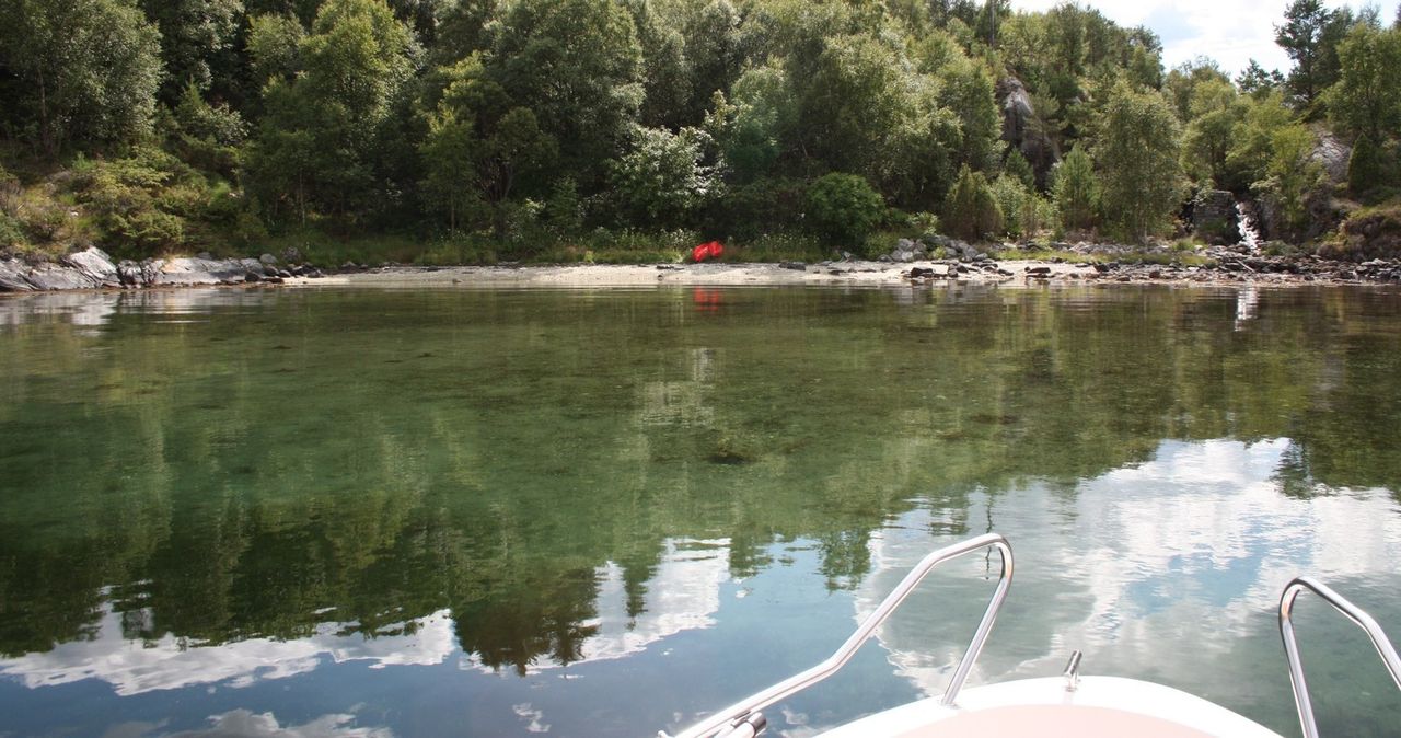 Sveio – Fantastisk tomt 6 meter fra sjø, inkludert nausttomt og båtplass! T12