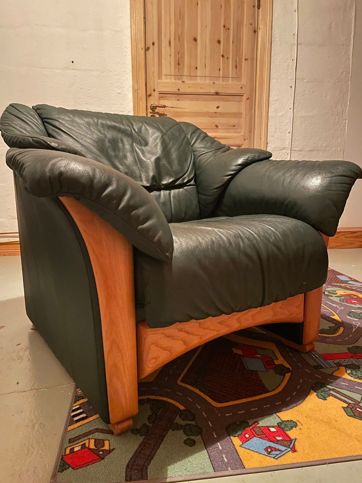 Ekornes Oslo i grønt skinn 3seter sofa og to stoler FINN