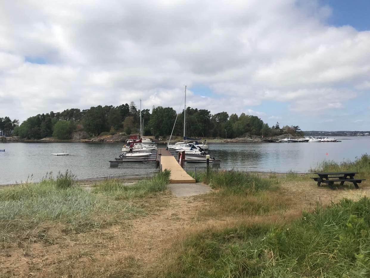 Strand 300 meter fra hytta med brygge og båtplass Galleribilde