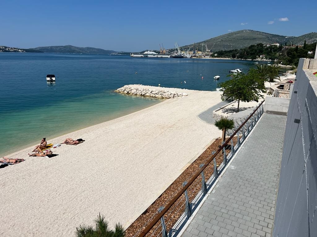 Den nye stranda rett ned for leilighetene Galleribilde