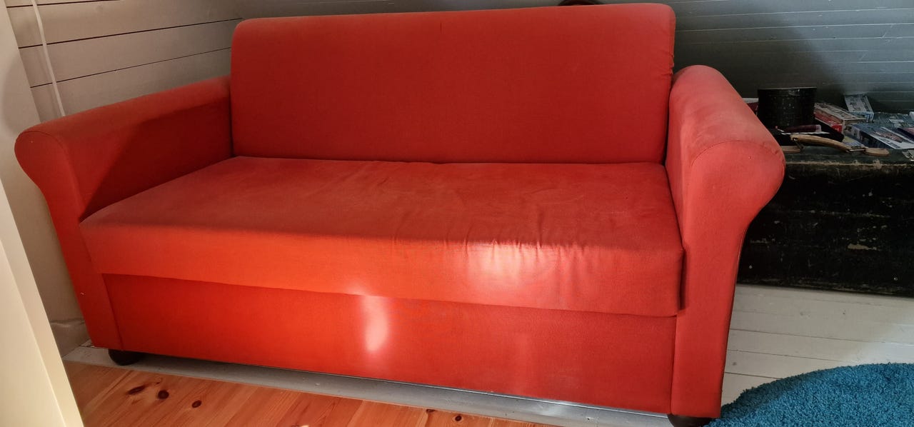 Liten oransje sofa gis bort holdt av til fredag 9.juni FINN