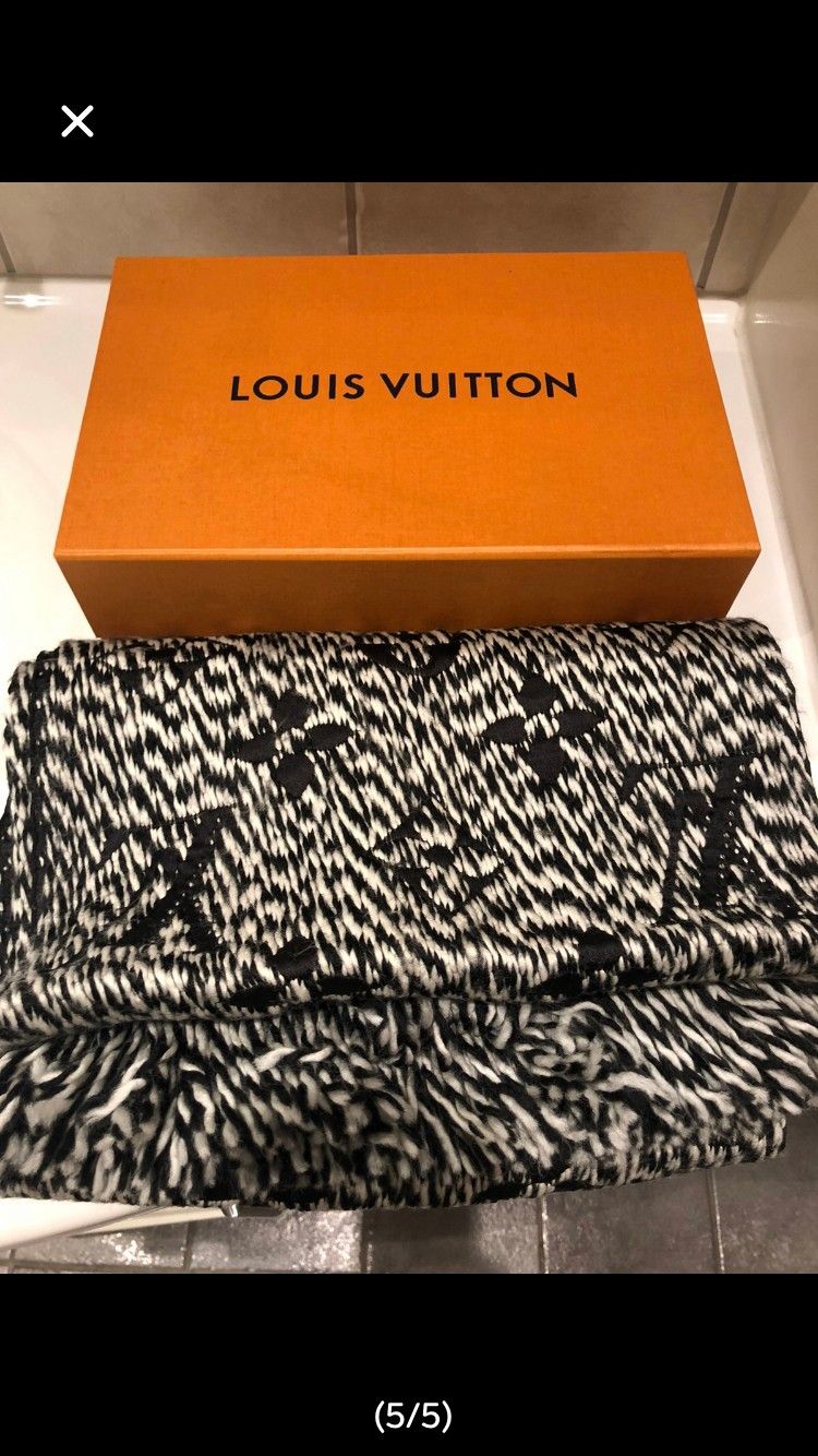 Ekte Louis Vuitton skjerf, meget pent brukt