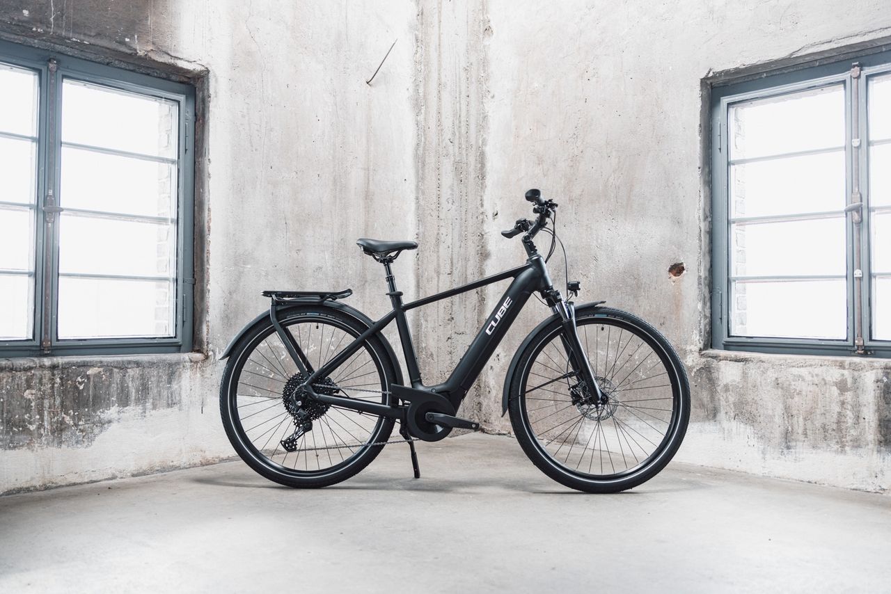 Cube Touring Hybrid Pro 625 Electric Bike Deore Black/Metal 2023