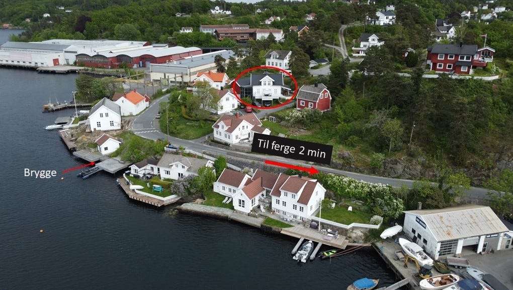 Brygge med badetrapp 30 meter fra huset. Her kan man nyte kveldssola og se på båttrafikken. 2 min til fergen. Kveldssol Galleribilde