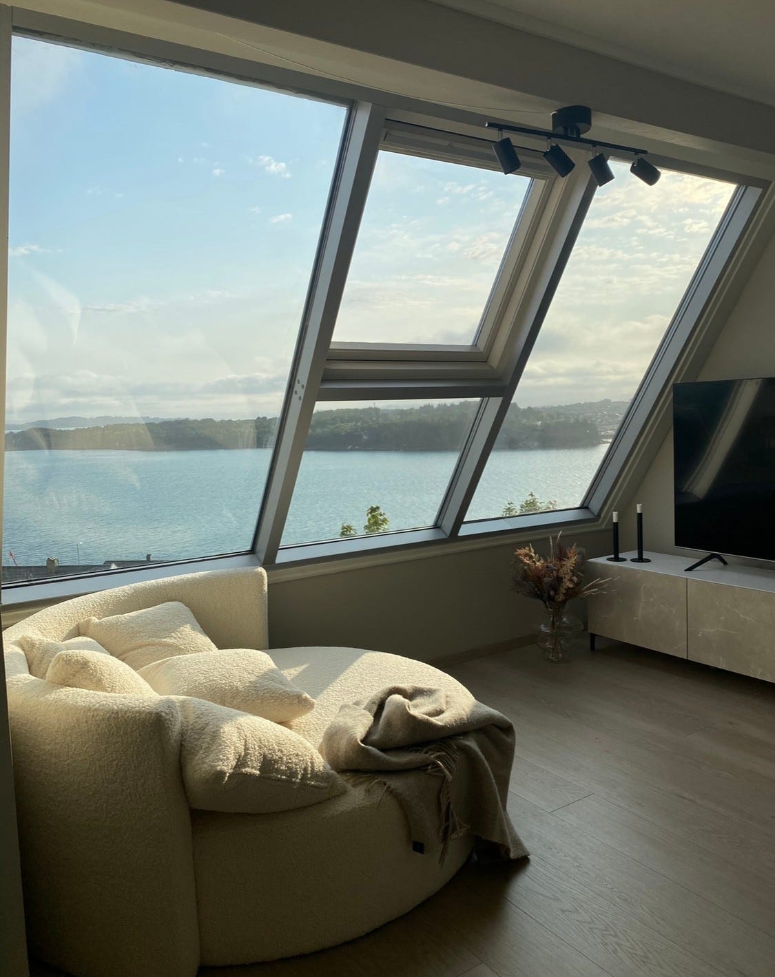 TV-krok med Smart TV og kanaler. I 3 etasje Galleribilde