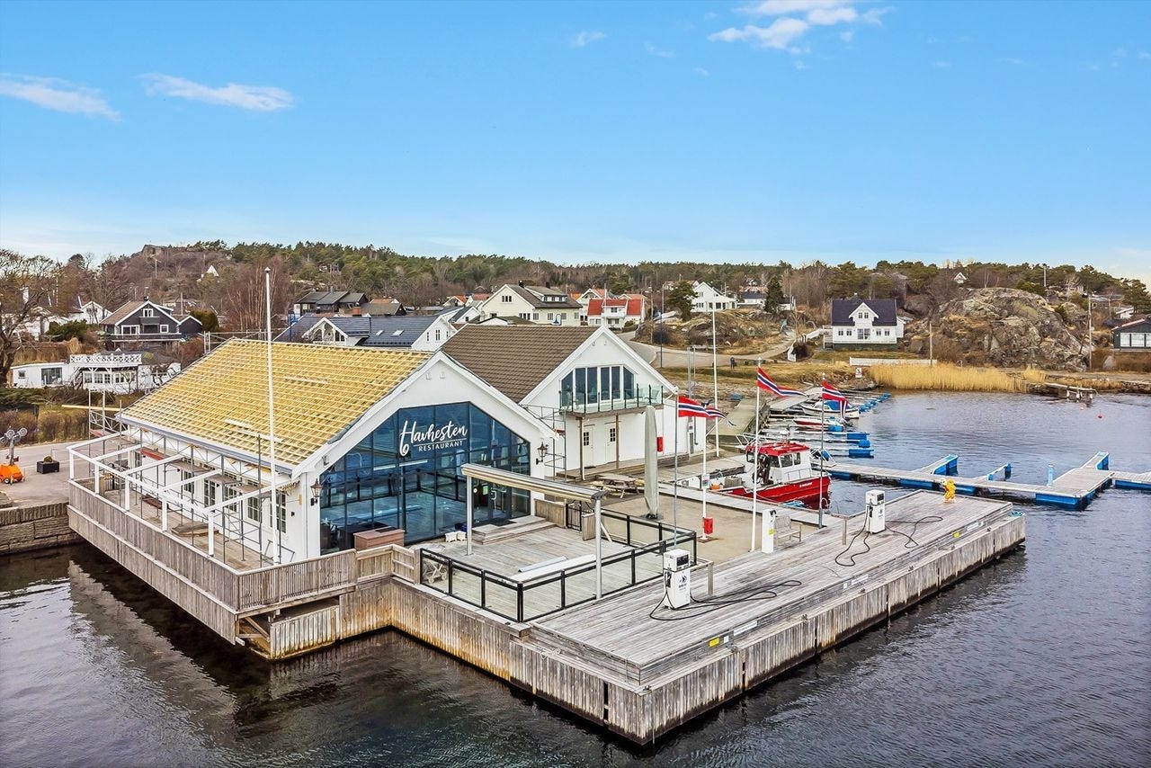 På Ormelet finner du marina og Havhesten restaurant Galleribilde