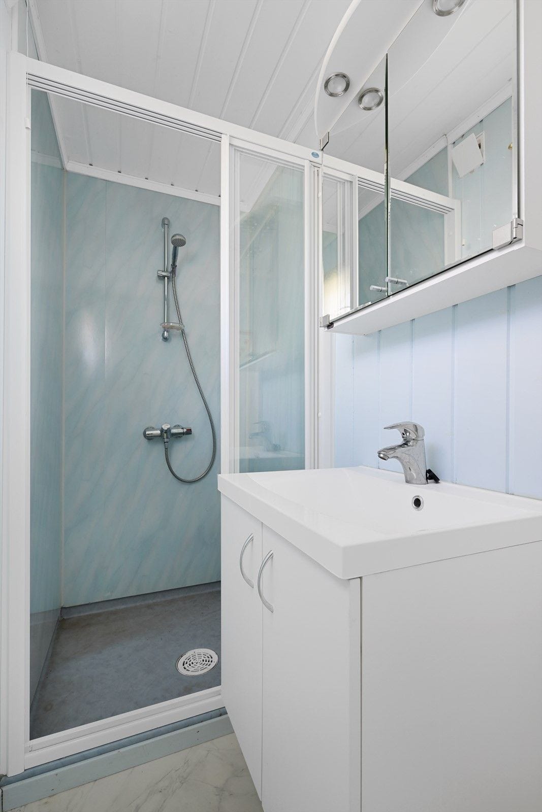 Bad av enkel standard med dusj og vask Galleribilde