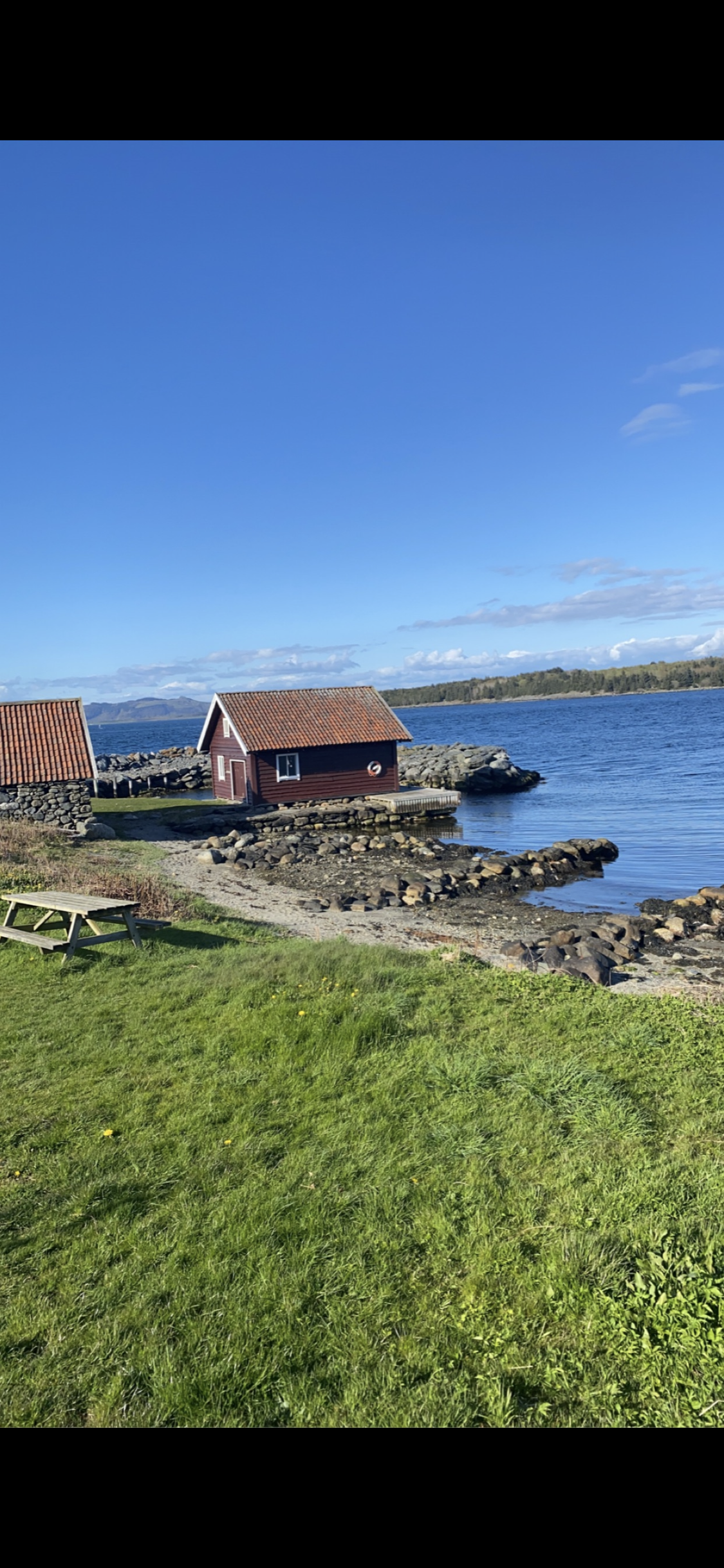 Nærområde - cirka 5 minutters gåtur til badestrand med brygge og fotballbane Galleribilde