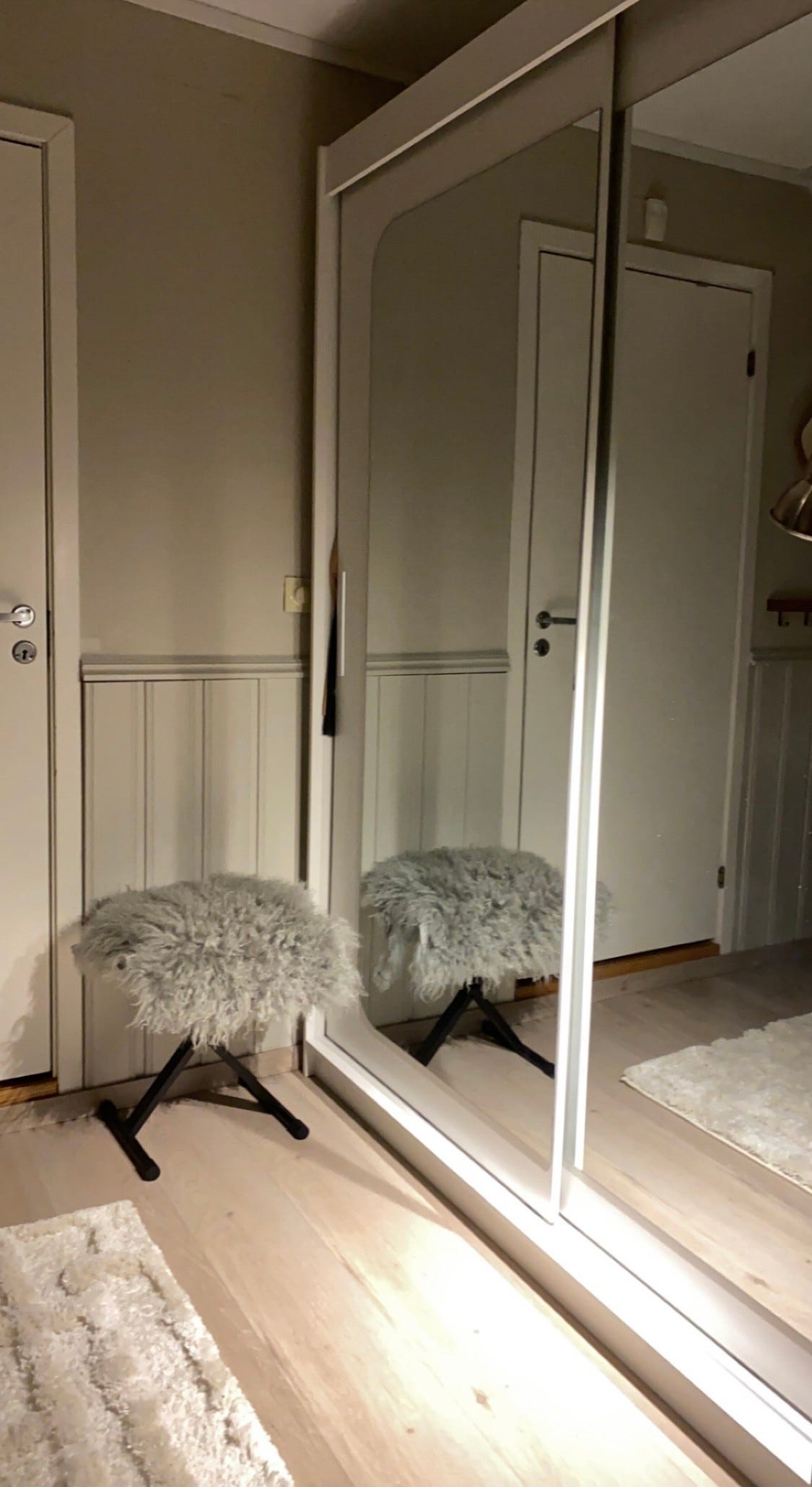 Gang med garderobeskap i første etasje Galleribilde