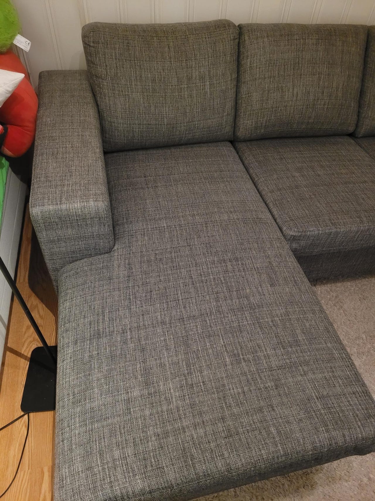 Liten sofa med sjeselong FINN