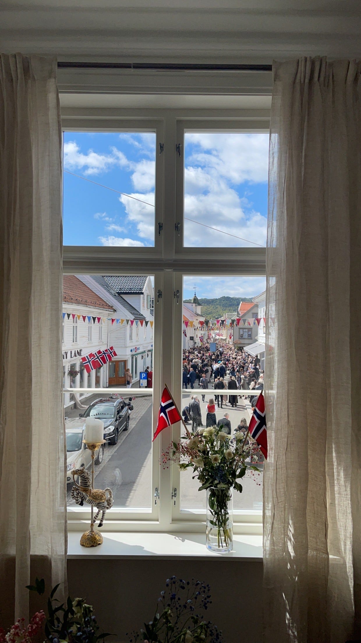 Utsikt gjennom byens gågate med koselige butikker Galleribilde