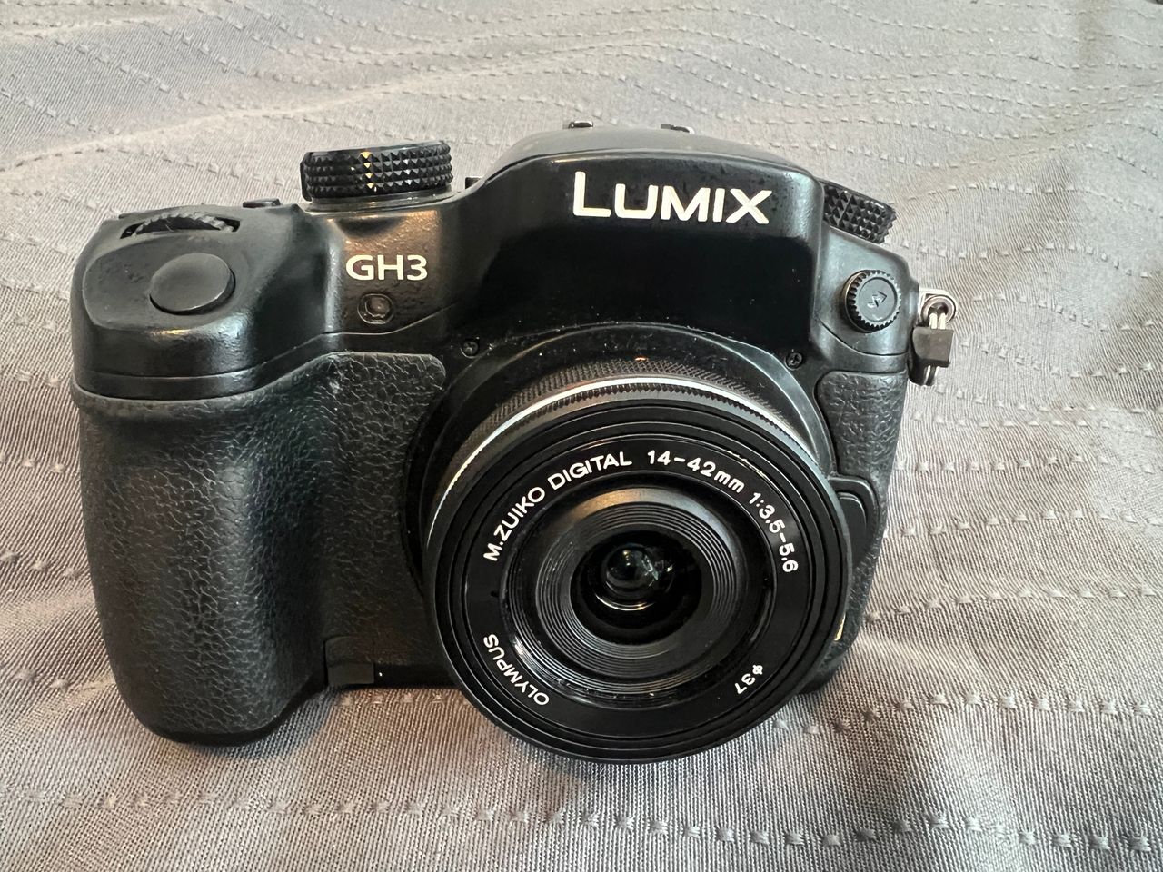 Lite brukt Olympus ED 14-42 F.3,5-5,6 EZ zoom og Panasonic Lumix