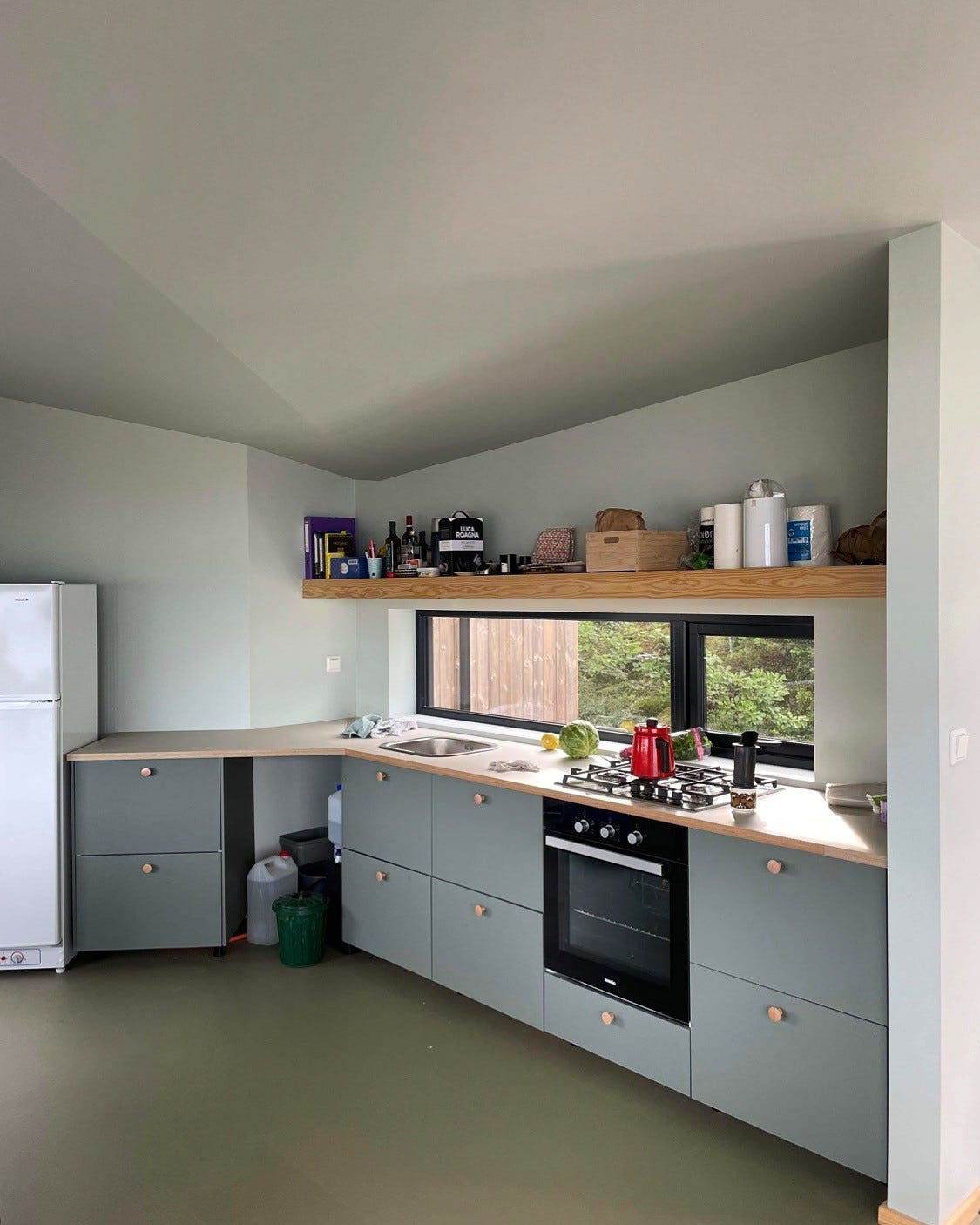 Fullt utstyrt kjøkken propan kjøleskap, komfyr og koketopp Galleribilde