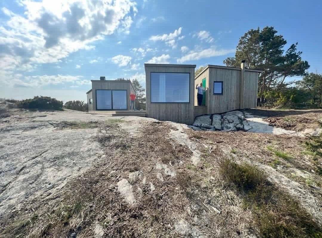 Hytta består av tre bygninger bundet sammen med terrasse Galleribilde