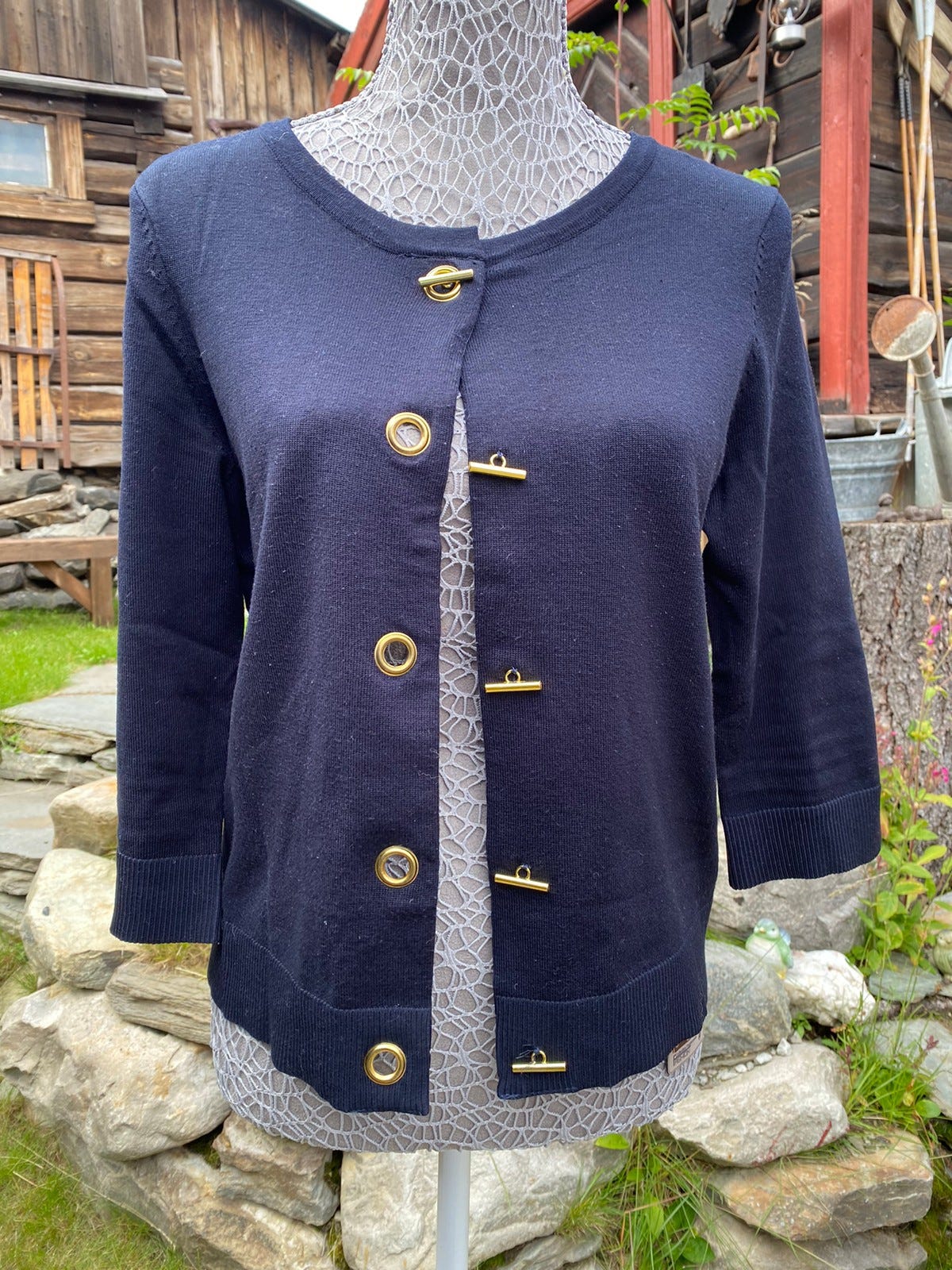 Alternativ Cardigan Med Kappe Og Runesymboler I Asymmetrisk Snit