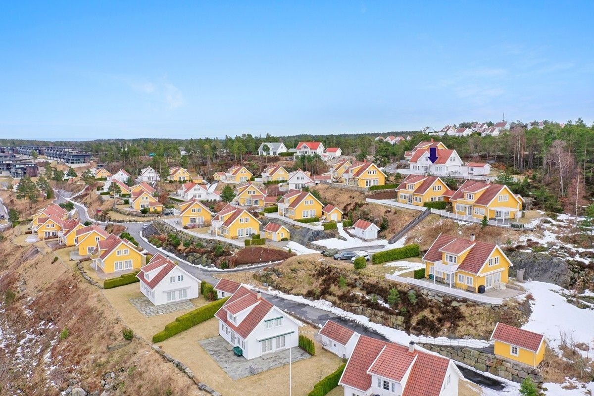 Tidlig vår. Se trappeoppgang fra garasje. Galleribilde